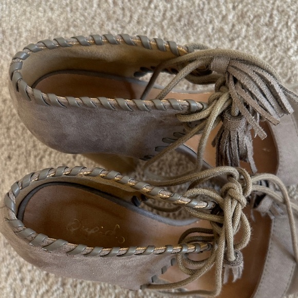 Pre- owned Elegant Taupe Women's Heels- 6.5 - Picture 5 of 7